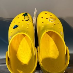 NWT SIZE 7 crocs